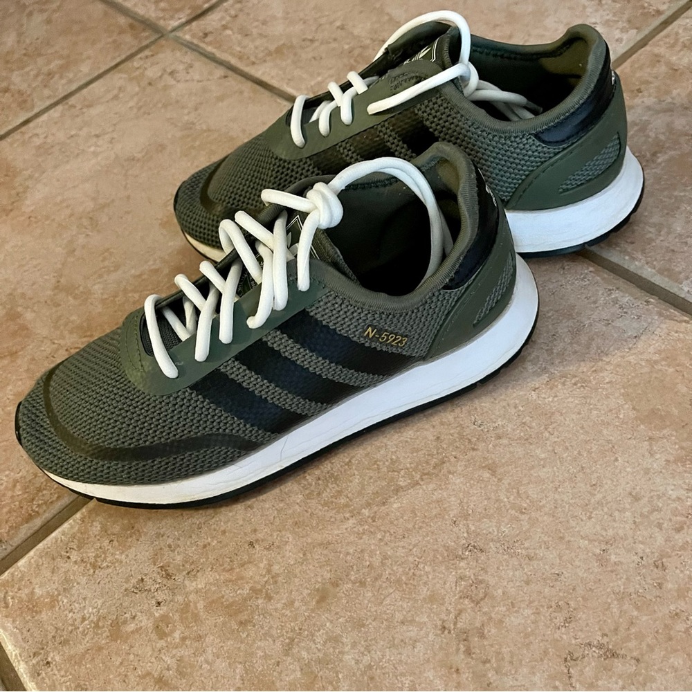 Addidas (Men’s) tennis shoe in a size 5.5… Fit me as a Woman in size 6.5..
